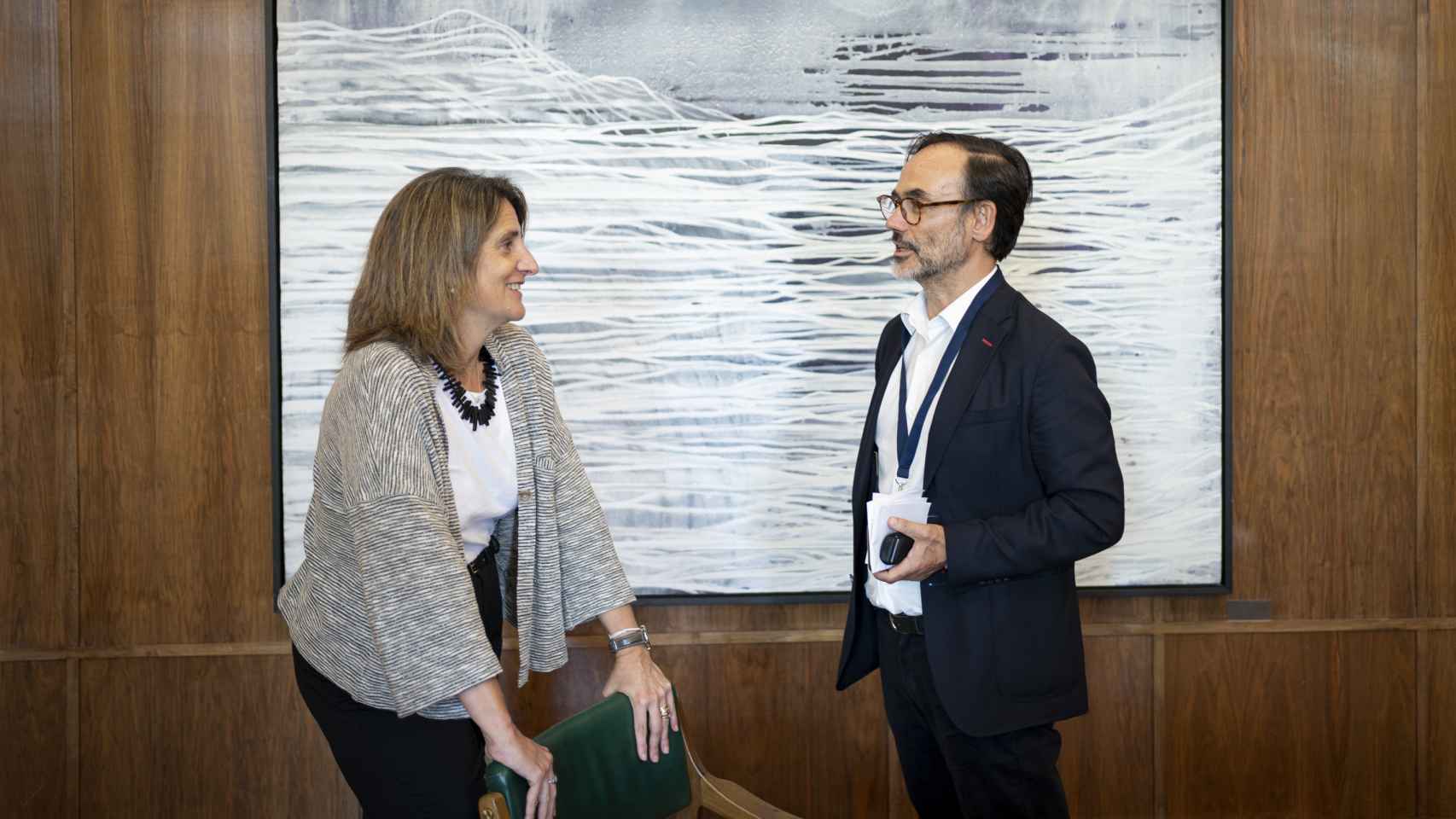 Teresa Ribera con Fernando Garea, en un momento de la entrevista.