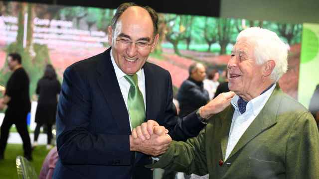 Ignacio Galán, presidente de Iberdrola, saluda a un accionista en la última Junta del grupo