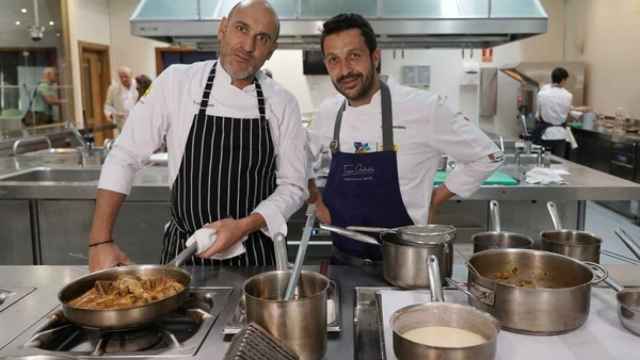 Rubén Cacho / ICAL . Los chefs con Estrella Michelin Luis Lera e Iván Cerdeño (D), elaboran un menú 'a cuatro manos' con productos de Tierra de Sabor