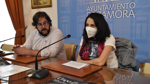 La concejala de Cultura, Mª Eugenia Cabezas, y el presidente de la asociación Capitonis Durii, Luis Fernando García