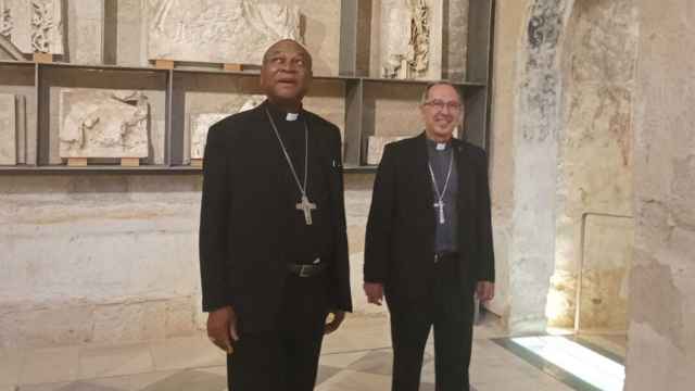 El cardenal y arzobispo emérito de Abuya (Nigeria) John Onaiyekan, junto al obispo de Zamora, Fernando Varela