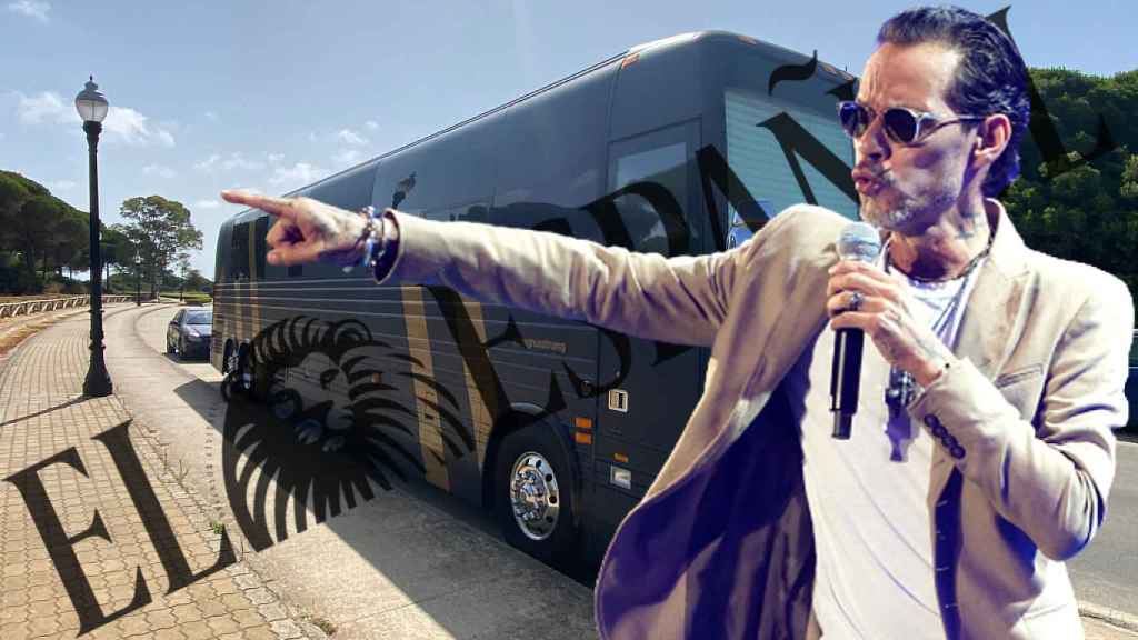 Marc Anthony junto a su autobús en un montaje de JALEOS.
