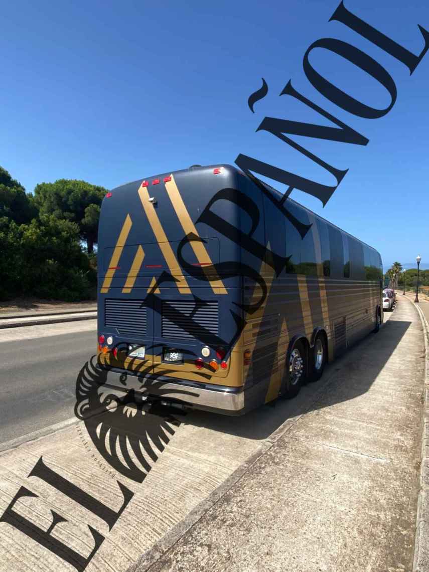 El autobús de Marc Anthony con matrícula estadounidense y obra de The Auto Firm.