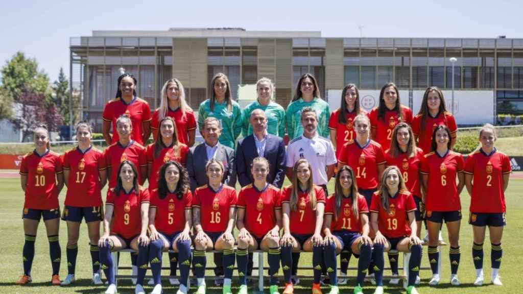 La selección española femenina posa antes de la Eurocopa.