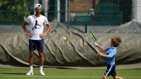 Djokovic mira como su hijo Stefan (7 años) practica tenis en el All England Club
