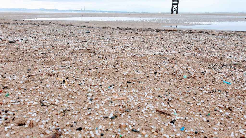 La playa de La Pineda, en Tarragona, llena de pellets, a 10 de diciembre de 2021.