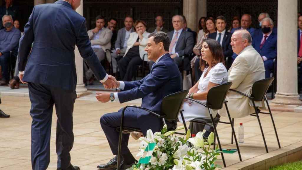El secretario general del PSOE andaluz, Juan Espadas, saluda a Juanma Moreno en el acto de Blas Infante.