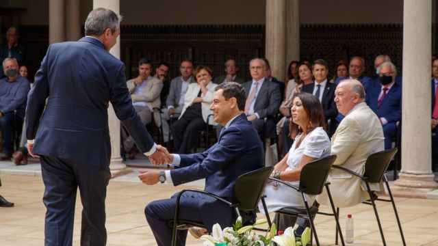 El secretario general del PSOE andaluz, Juan Espadas, saluda a Juanma Moreno en el acto de Blas Infante.