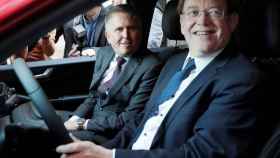 Ximo Puig y el presidente de Ford Europa, Stuart Rowley, en Valencia.