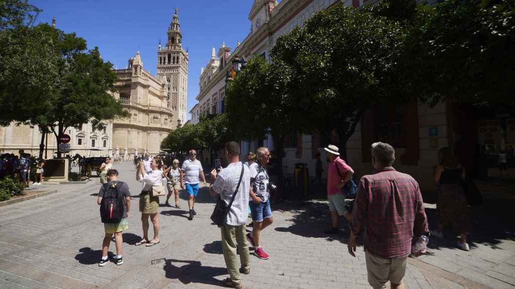 Varios turistas pasean por Sevilla