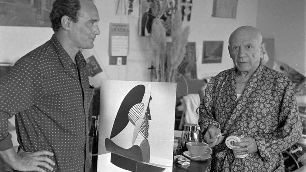Pablo Picasso y Roberto Otero junto a la fotografía de la maqueta de 'Cabeza de mujer'.