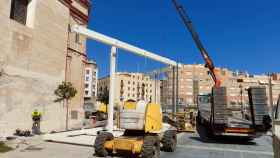 Trabajos de desmontaje de la pérgola de Santo Domingo, en Málaga.