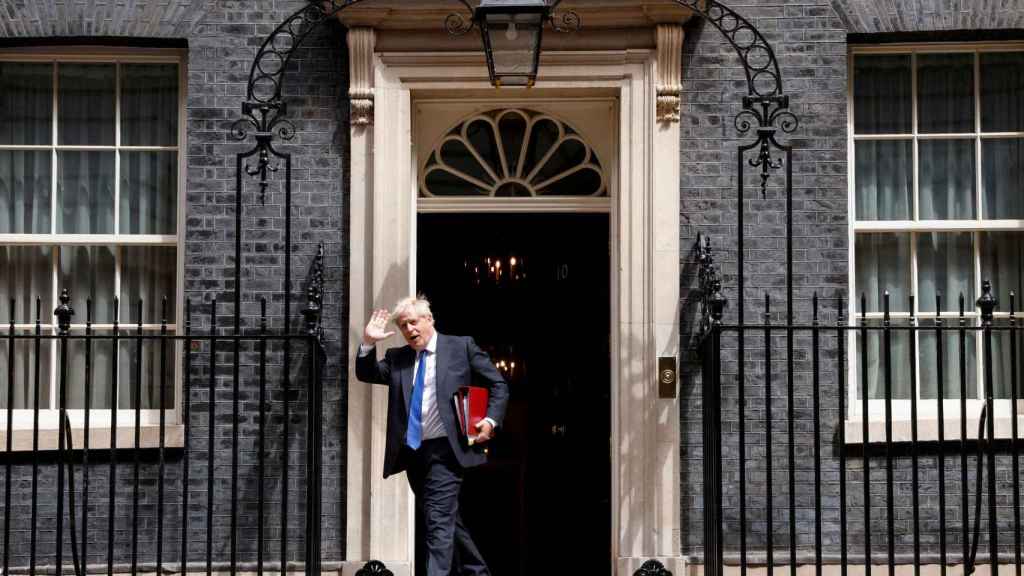 Boris Johnson se atrinchera en Downing Street.