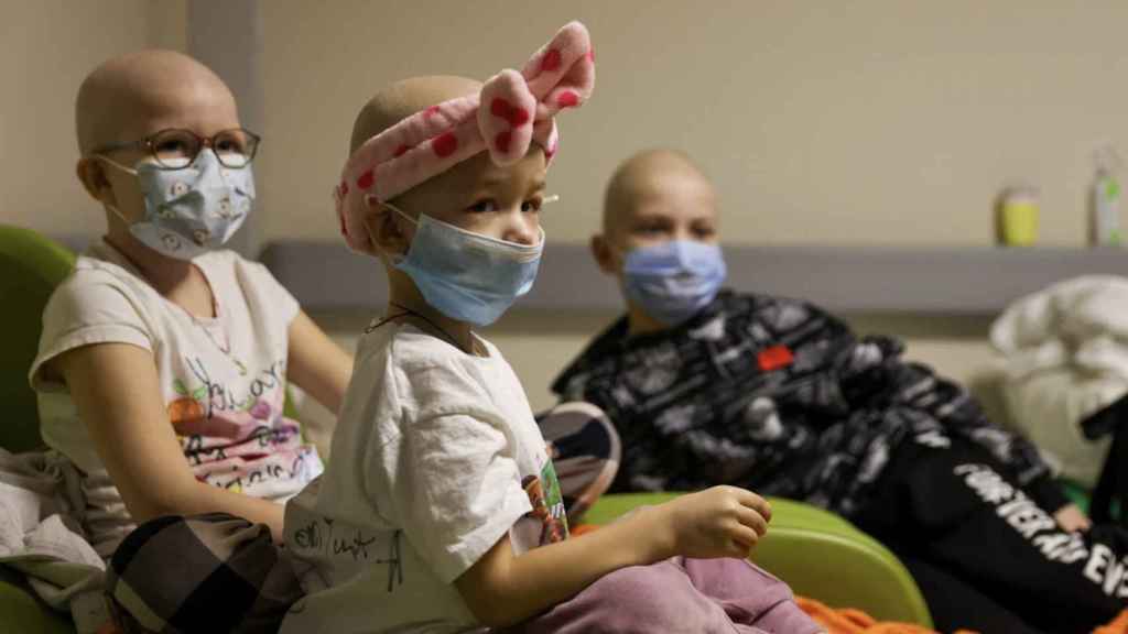 Niños enfermos de cáncer en una unidad de oncología pediátrica.