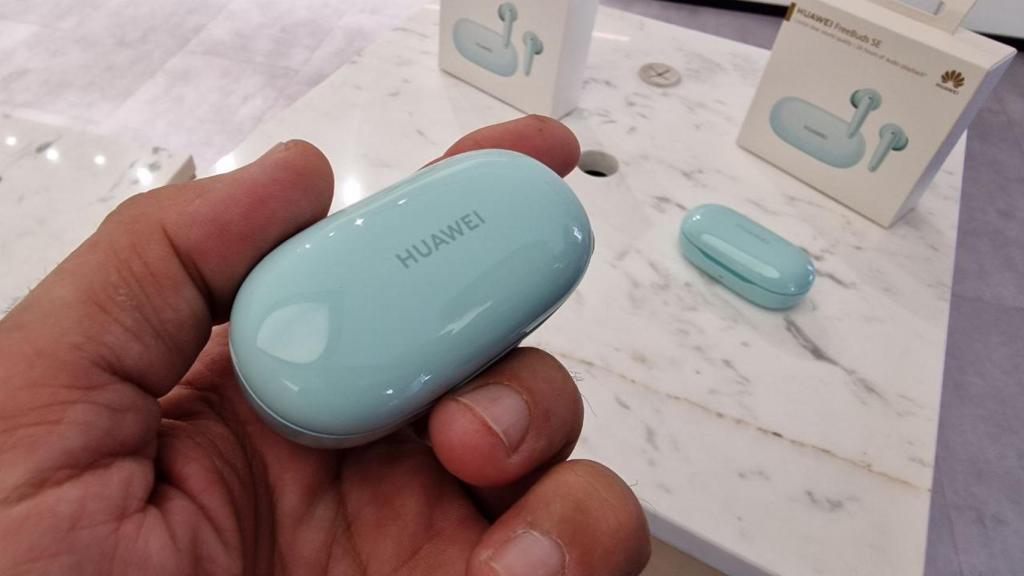 Caja de los Huawei FreeBuds SE en mano