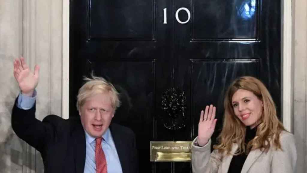 Boris Johnson y Carrie Symonds frente a Downing Street.