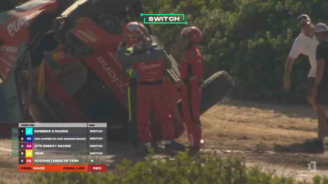 Carlos Sainz Sénior, fuera del coche después de su accidente.