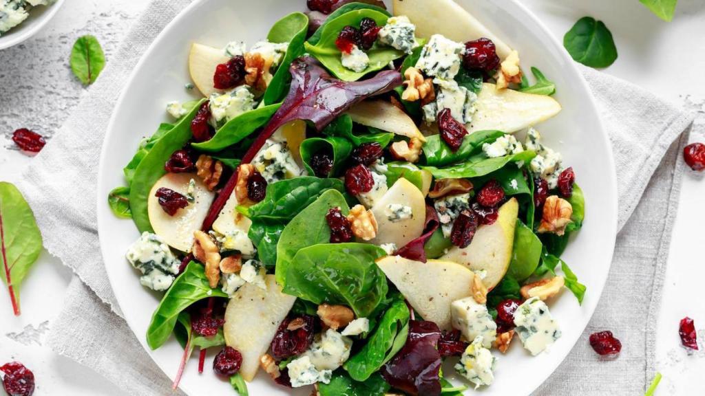 Ensalada de queso azul y frutos rojos