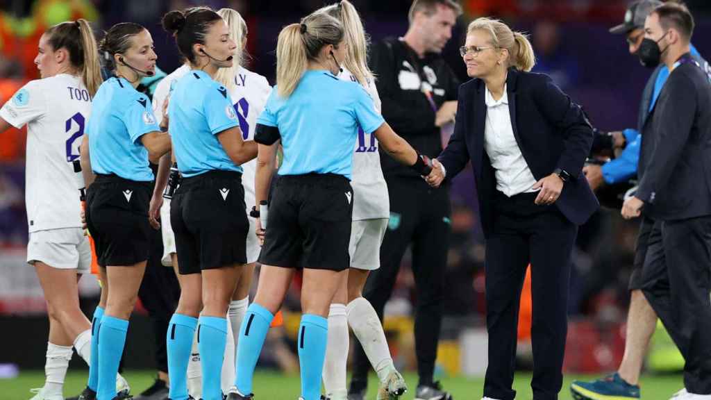 Las jugadores y seleccionadora de Inglaterra tras un partido de la Eurocopa femenina