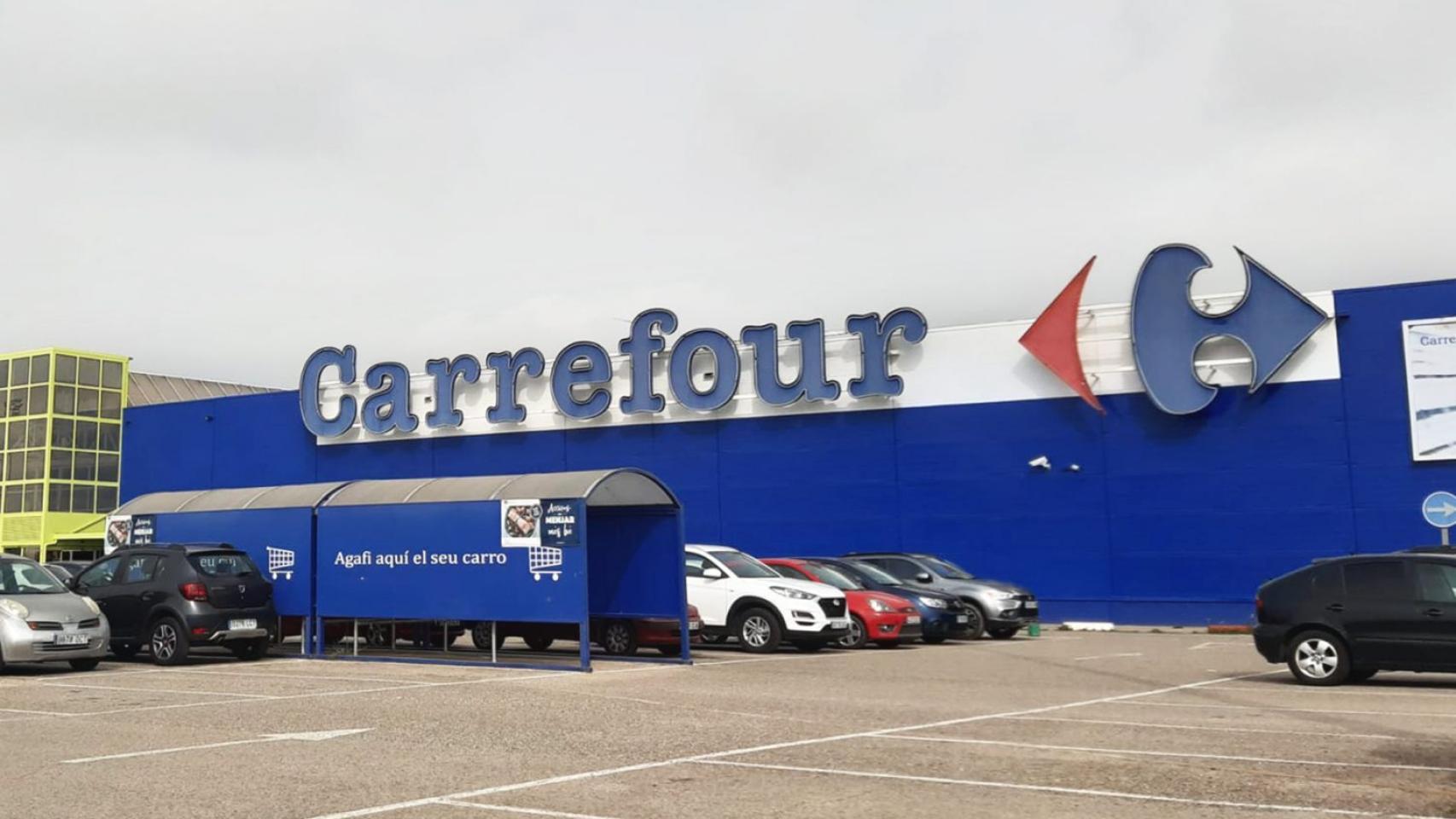 El gran bombazo de Carrefour: saca a la venta el sofá cama más barato del  mercado por 149 euros