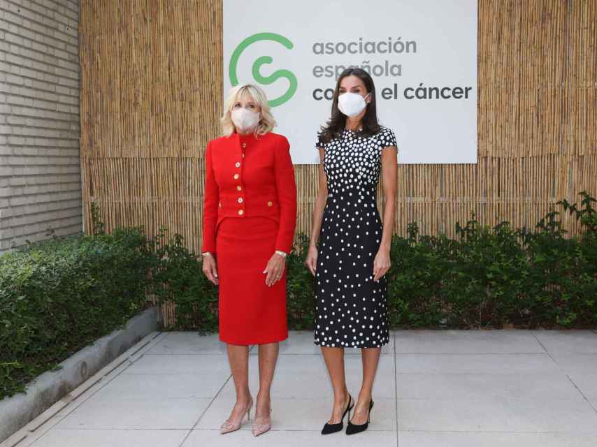 La reina y Jill Biden en la sede de la AECC en Madrid.