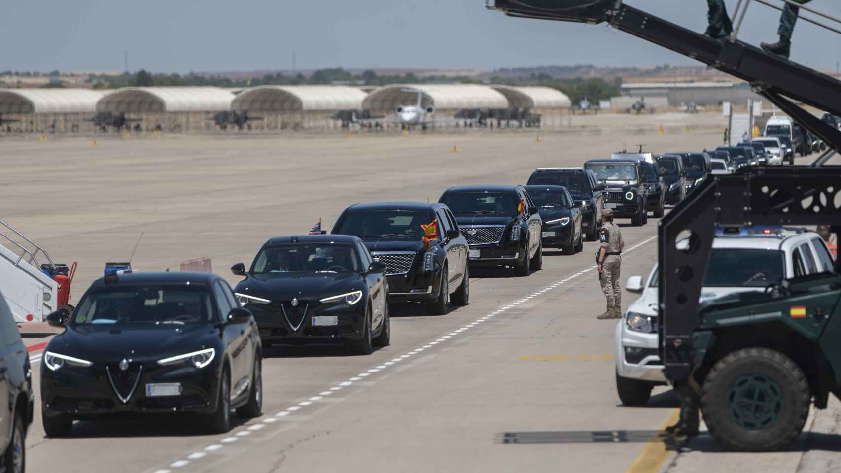 La comitiva del presidente de EEUU, y su vehículo oficial 'La Bestia' (3i), a su salida de la base aérea de Torrejón de Ardoz el 28 de junio de 2022.