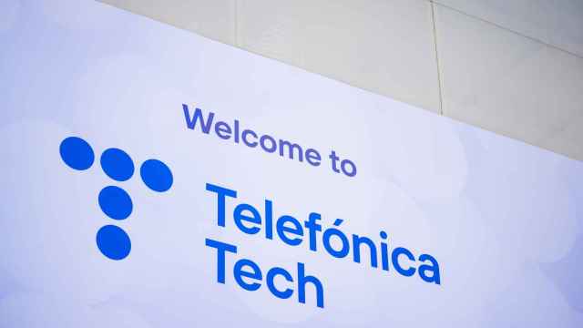 Logo de Telefónica Tech en las oficinas de la compañía.