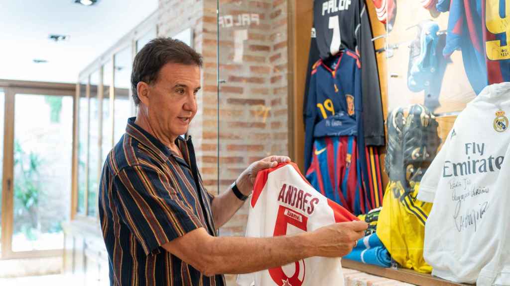 El periodista sujeta una camiseta de Andrés Iniesta cuando jugó el torneo Brunete.