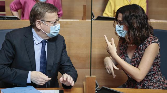 Ximo Puig y Aitana Mas, en las Cortes valencianas.