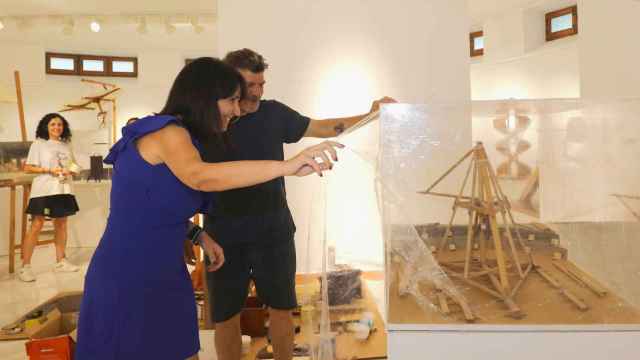 La vicepresidenta de la Diputación Julia Parra en la visita al montaje de la exposición sobre Leonardo Da Vinci.