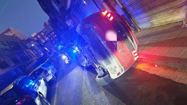 Coche volcado en la calle Delicias