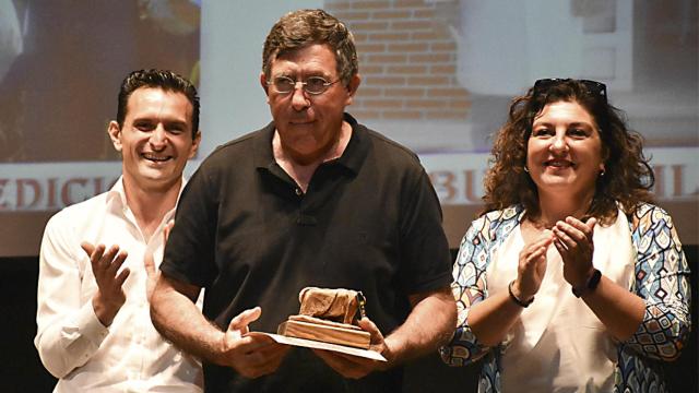 Uno de los premiados recibe su galardón en los Premios Bueyecillo 2022