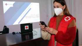 Voluntaria de la Cruz Roja en uno de los talleres