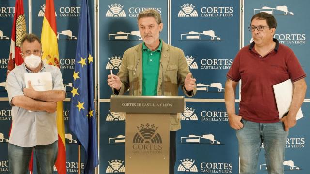 El portavoz de Medio Ambiente del Grupo Parlamentario Socialista en las Cortes de Castilla y León, José Luis Vázquez, comparece junto al presidente de UCCL en Zamora, Antonio Jesús Rodríguez, tras una reunión para abordar las consecuencias del incendio de Sierra de la Culebra.