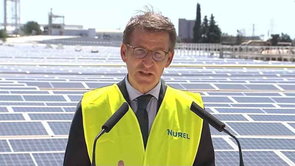 Alberto Núñez Feijóo este viernes, durante la visita a una planta de fabricación de placas solares en Zaragoza.
