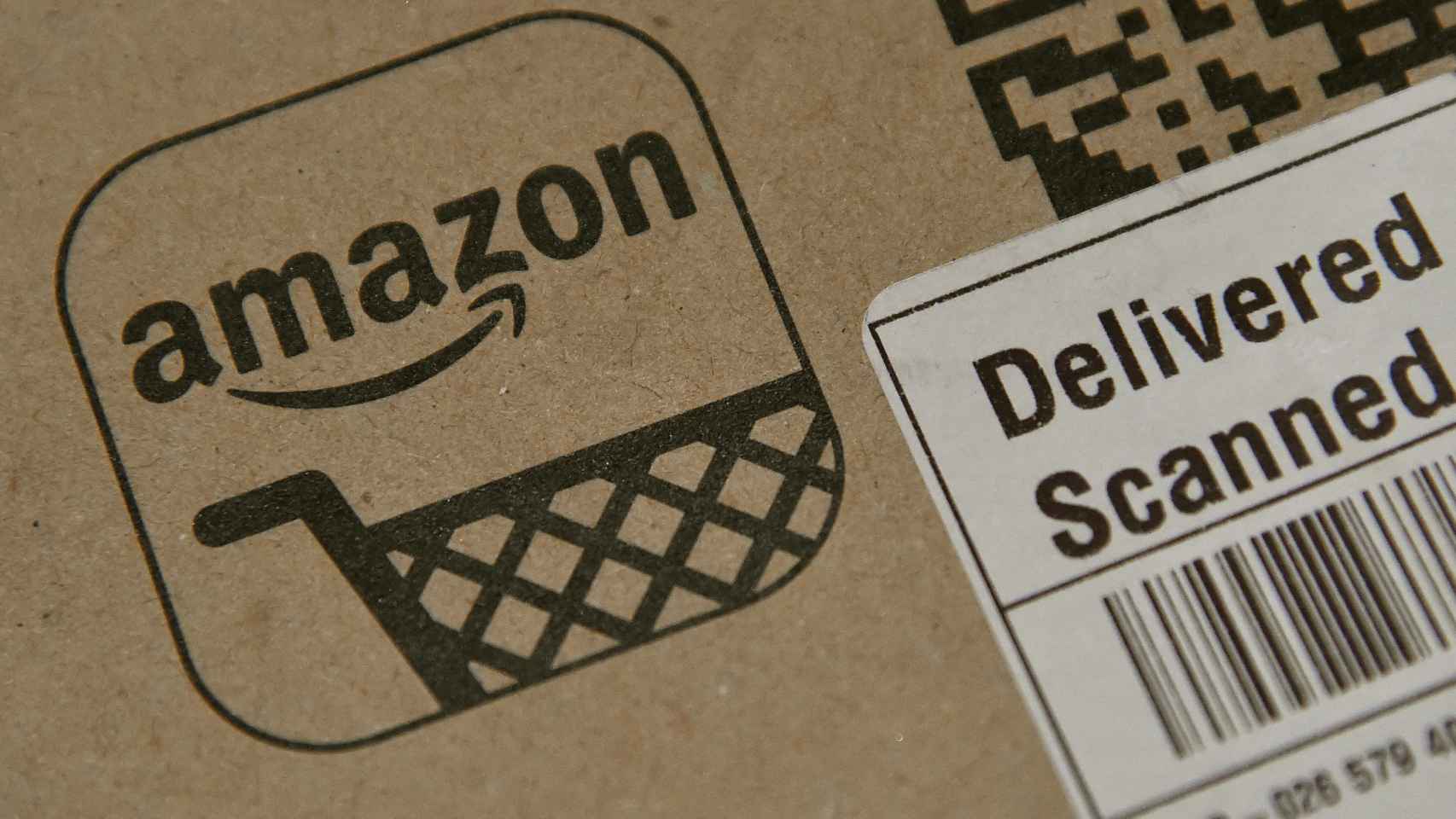 Logo de Amazon en un paquete enviado a través de la plataforma digital.