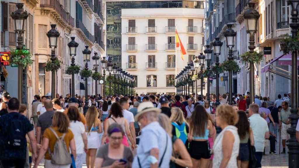 Un grupo de personas pasea por la calle Larios de Málaga.