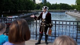 Un guía turístico vestido con prendas históricas dirige un recorrido por el enclave ruso de Kaliningrado, el 22 de junio de 2022.