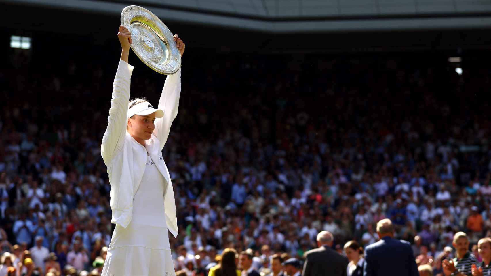 Elena Rybakina levanta el título de Wimbledon.