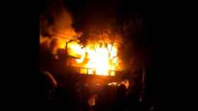 Imagen de la casa del primer ministro de Sri Lanka ardiendo.