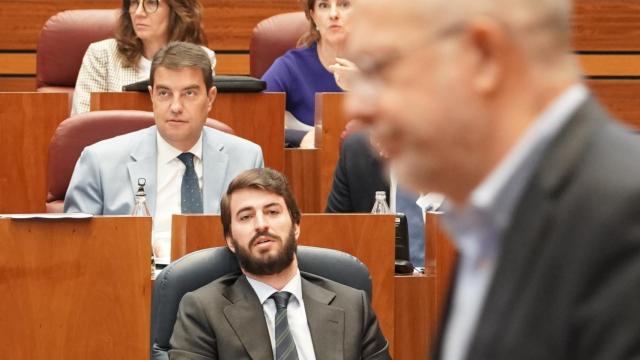 En primer término, el procurador de Cs Francisco Igea, tras una de sus intervenciones ante la atenta mirada de lvicepresidente de la Junta, Juan García-Gallardo