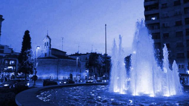 La fuente de la Puerta de Zamora de Salamanca de color azul