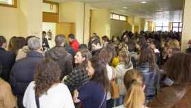 Miles de opositores de enfermería acuden al campus de Salamanca por la celebración del examen de oposición, en una imagen de archivo de 2016