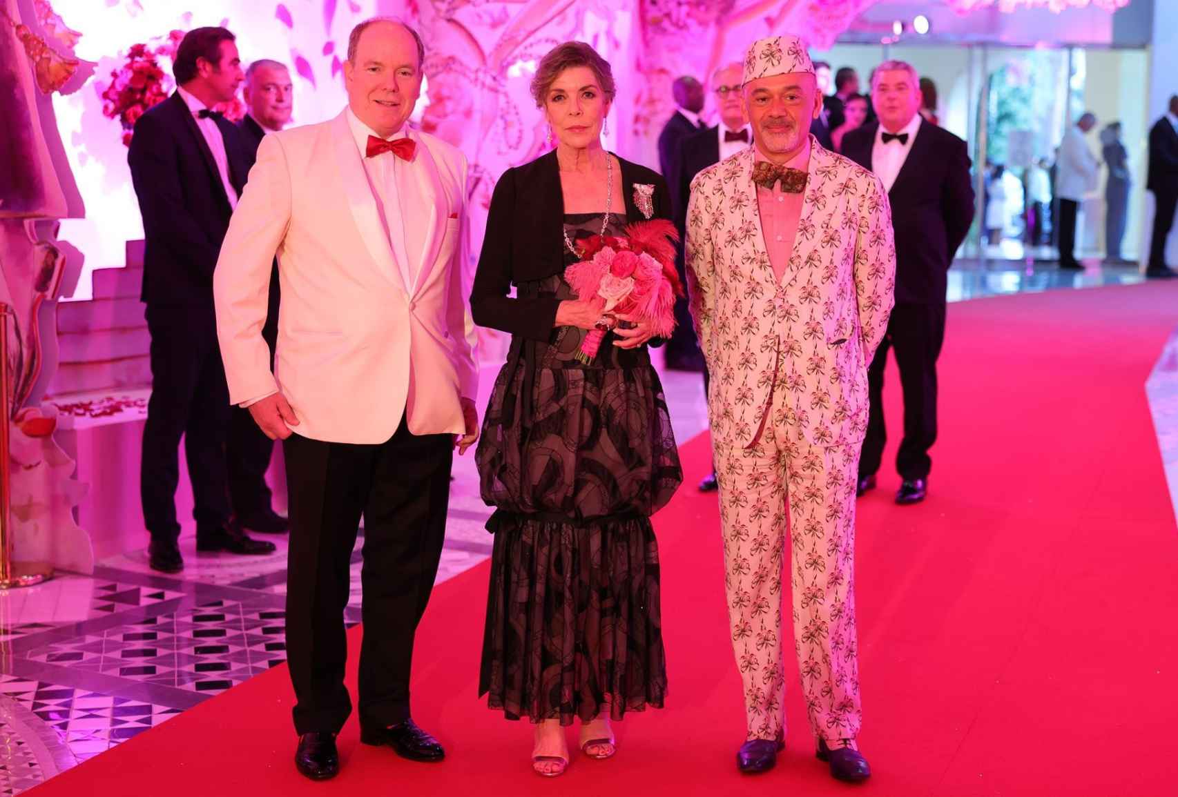 El diseñador Christian Louboutine junto al príncipe Alberto y la princesa Carolina.