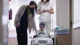 En coche de juguete: así entran los más pequeños al quirófano en un hospital de Castilla-La Mancha