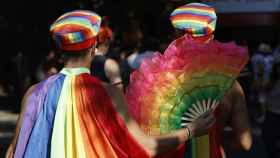 Dos chicos celebran el Orgullo LGTBIQ en Madrid.