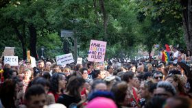 Vista general de la manifestación del Orgullo en el Paseo del Prado, en Madrid.