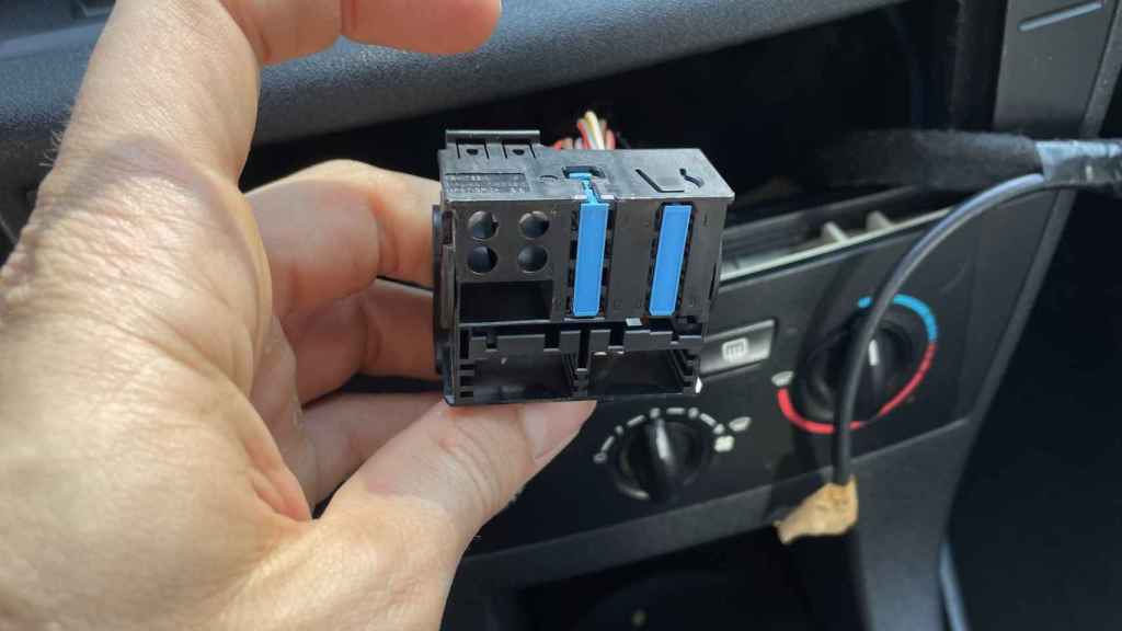 Connection cable in a Citroen C4