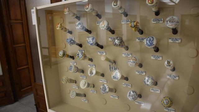 La colección completa de los bastones cerámicos de Mondas ya puede contemplarse en el Ayuntamiento de Talavera