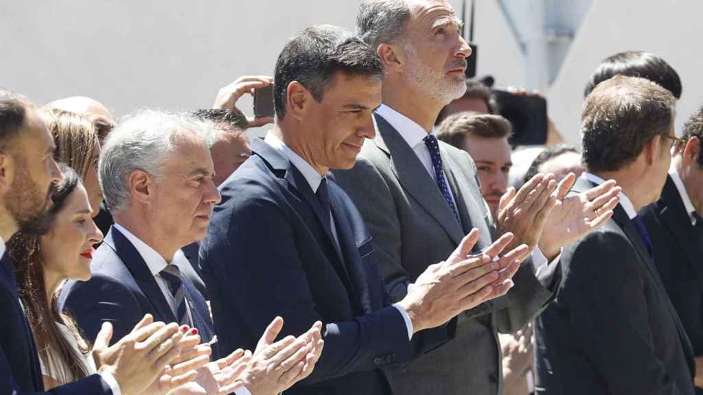 El lehendakari Íñigo Urkullo, Pedro Sánchez y el Rey Felipe VI, este domingo en Ermua.